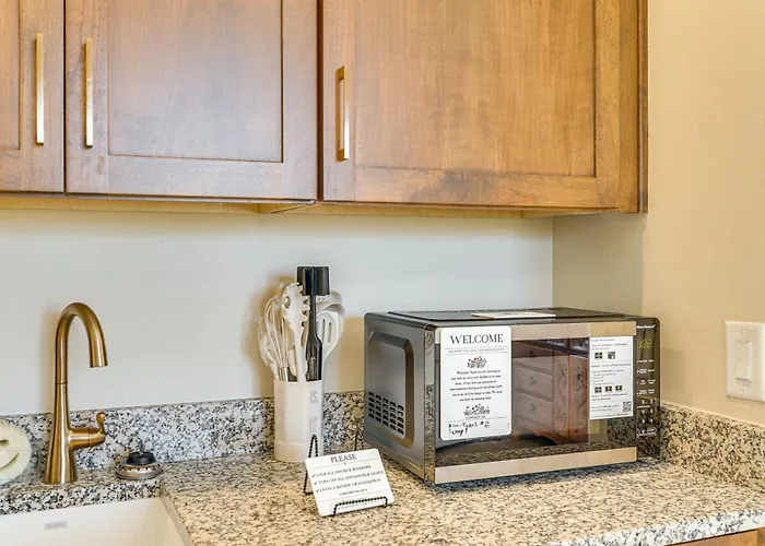 Apartment Hike & Golf: Couple's Retreat W/ Mtn Views!
